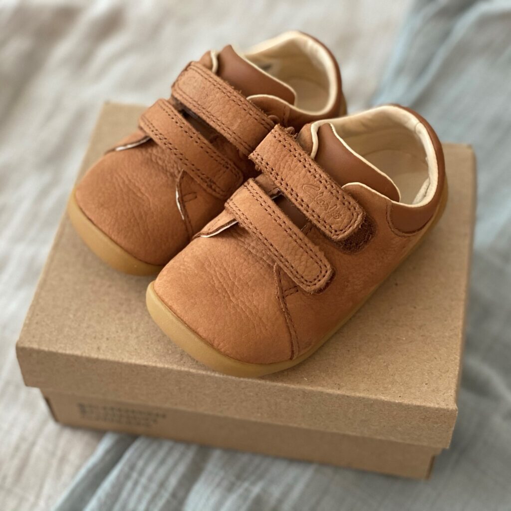 Clarks Roamer Craft Toddler shoes in tan leather - top view on shoe box