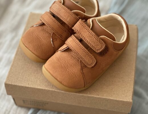 Clarks Roamer Craft Toddler shoes in tan leather - top view on shoe box