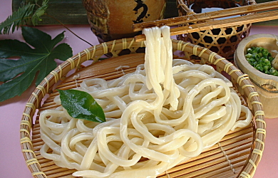 Zaru udon noodles served cold and dipped in a sauce